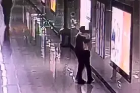 武汉一女子因连续加班一个月，在地铁崩溃大哭，工作人员暖心安慰视频封面