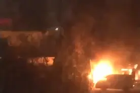 南京一电动汽车和电动桩起火，无人员伤亡视频封面