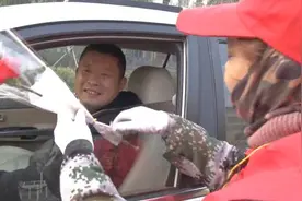 交警献上一枝花，只为礼让行人司机视频封面