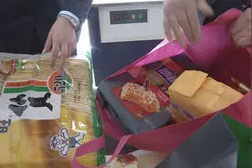 都是他爱吃的！76岁老人每月给法国留学的孙子寄零食，寄了11年视频封面