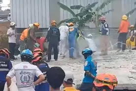 水泥板砸死工人！泰国普吉府一施工大楼坍塌致7死 仍有人被困视频封面