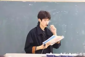 95后大学代课老师突然爆火！他的身份让人惊讶图片