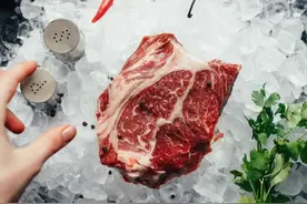 解冻食物别再用水泡了！专家：两招快速解冻→图片