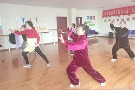手挥琵琶、倒卷肱，京杭佳苑太极队公益课堂再开课图片