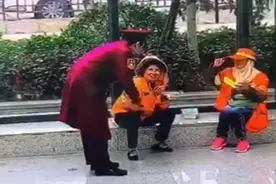 暖心！环卫工在路边顶着寒风吃饭 地铁值班员一个举动令人感动视频封面