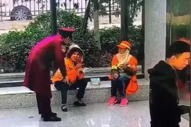 环卫工地铁口避风吃饭，值班员送来热茶视频封面
