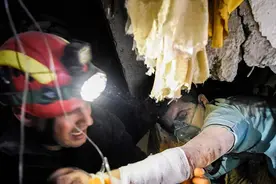 现场！阿尔巴尼亚发生6.4级地震 有人驾车瞬间掉入开裂地缝视频封面