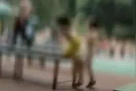 天气转凉幼儿园却组织“日光浴”，男孩女孩均半裸，家长怒了！视频封面