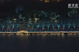 武汉东湖：夜幕下的“听涛画卷”视频封面