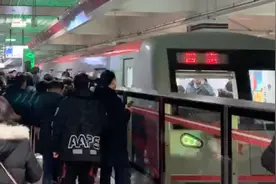 地铁四惠东站因故停止运行，近20分钟无列车停车！视频封面