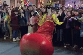 无锡惊现国潮风“不倒翁小姐姐”，又美又飒图片