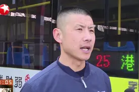 山东烟台一电动三轮车被风吹翻，女子束手无策，热心路人出手相助视频封面