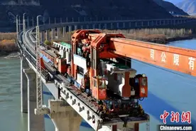 川藏铁路拉萨至林芝段施工第二次跨越雅鲁藏布江图片