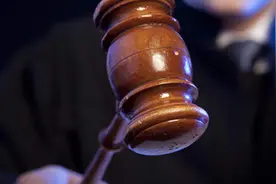 全国首例共享单车超区停放扣费案二审宣判，上诉人要求返还10元调度费被驳回图片
