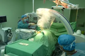 “透视眼”和“稳定手”  国产机器人成为骨科手术好帮手视频封面