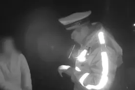 应急车道小车打双闪慢行，交警紧急拦停，实习女司机懵了！视频封面