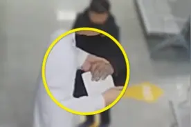 男子手发黑以为患血栓 医生：裤子掉色视频封面