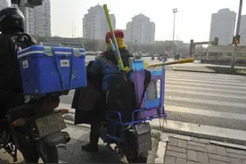 临近年底家政大军开始忙活，驮着工具跑在路上图片
