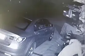 抓个正着！疑妻子洗澡被人偷看，老公埋伏家门口守候“色狼”视频封面