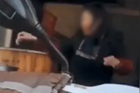 恶心！店员啃完肉把骨头扔回锅煮 店家：个人行为已被开除视频封面