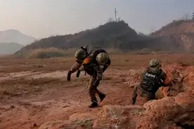 看兵哥哥怎么救人！武警“魔鬼周”战场救护训练火热进行视频封面