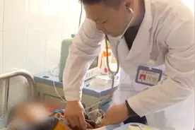 2岁儿子高烧不退，医生爸爸满怀愧疚，依然选择先救别人的孩子视频封面