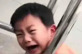 “戏精宝宝”火了！假装被“卡住”哭着套路爸爸：没有5根棒棒糖出不来图片