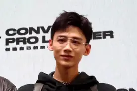 白敬亭帅气亮相上海  分享时尚穿搭心得视频封面