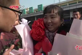 女子被遗弃30年后寻亲 火车站相认抱头痛哭视频封面