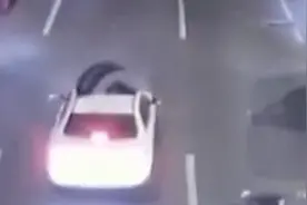 死神来了？大货车轮胎突然飞出，弹跳6次后砸中路上无辜小车视频封面