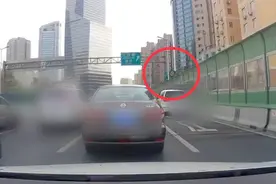 20多米高空！延安路高架指示牌掉落，幸好遇到红灯未造成伤害视频封面