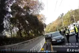 吃一堑偏不长一智，男子1个月内再次无证驾驶又被拘留图片