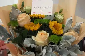 圣诞节前 郑州消防员收到一年轻女孩送的平安果和鲜花图片