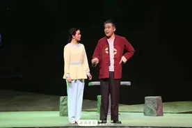 关注民生接地气 现代大型推剧《张老西嫁女》首演(图)图片