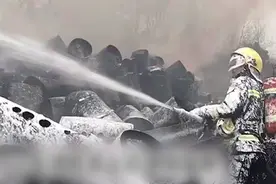 现场！杭州绕城高速大货车起火交通中断 消防员满身泡沫全力扑救视频封面