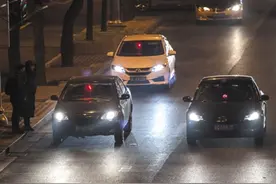 三里屯“黑车”自带打表软件 2.6公里近百元视频封面