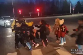 交警两年送小学生过马路收获甜蜜“抱击”视频封面