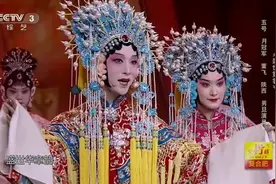 星光大道：“最美男旦”董飞一曲《盛世霓裳》征服现场，太美了！视频封面