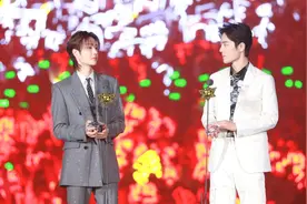 星光大赏上《陈情令》双男主同框，肖战王一博说悄悄话被拍，粉丝：圆满了图片