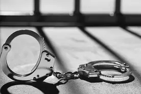 随意殴打疫情防控执勤人员，海南两人被批捕图片