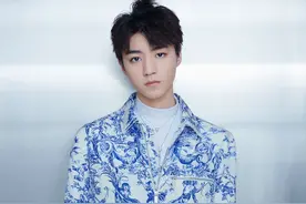 王俊凯连体工装裤亮相跨年晚会 全新演绎《流星》图片