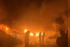宁夏银川一汽贸城库房发生火灾，消防紧急救援，无人员伤亡视频封面