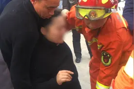 女子被丈夫误锁车内，被救出时几乎窒息视频封面