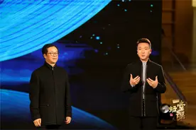 冯双白开讲《一堂好课》舞蹈艺术可以成为生命中照亮黑暗的精神火炬图片