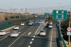 36秒｜SUV高速口跨三车道变道，后方面包车一头撞上图片