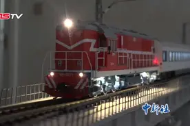 西安一“80后”火车司机酷爱火车模型 家中藏着“火车博物馆”视频封面