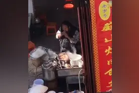 恶心！饭店员工啃完骨头直接扔回锅内熬汤 还用同一锅汤洗碗洗手视频封面