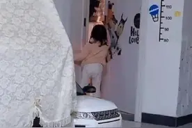 妹妹想进哥哥房间蹭睡，费尽心机爬上哥哥的床，哥哥的反应太无情图片