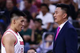 师徒1V1：由杜锋指导先进攻，两人身配收声设备图片