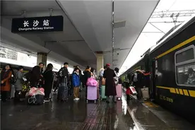 因为害怕误车，带着电扇回家的农民工提前5个小时到火车站图片